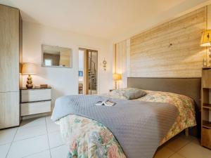 Postel nebo postele na pokoji v ubytování Holiday Home Les Jardins du Val by Interhome