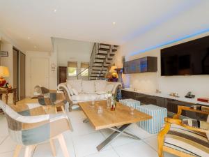 TV a/nebo společenská místnost v ubytování Holiday Home Les Jardins du Val by Interhome