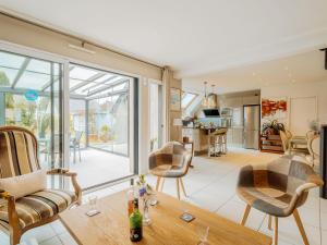 Posezení v ubytování Holiday Home Les Jardins du Val by Interhome