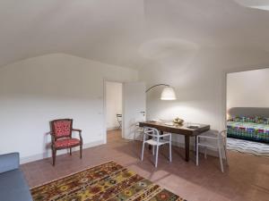 Posezení v ubytování Apartment Castello di Torre in Pietra by Interhome + 26 fotografií