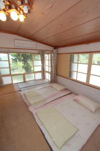瑞穗鄉的住宿－瑞穗溫泉，一间空房间,地板上设有窗户和垫子