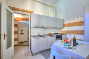eine Küche mit einem Tisch und einem blauen Tischtuch in der Unterkunft Appartamento Gabriella - Happy Rentals in Laveno-Mombello