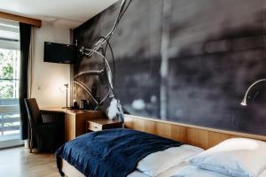 ルストにあるHotel Drahteselböckのベッドルーム1室(壁に大きな黒板付)