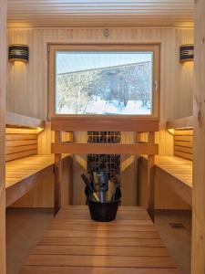 en el interior de una sauna con ventana en Log cabin rental & Finland sauna Step House, en Yamanakako
