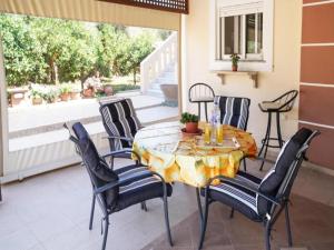 un patio con mesa de cristal y sillas en Joanna luxury apartment, en Fournés