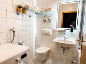 a small bathroom with a toilet and a sink at VALEMI BohoChic Aptmt in TopLage mit Küche&Parkplatz&Balkon in Landsberg am Lech