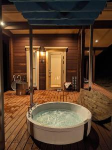 un jacuzzi en el medio de una casa en Log cabin rental & Finland sauna Step House, en Yamanakako