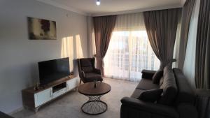 TV a/nebo společenská místnost v ubytování White Bay Resort