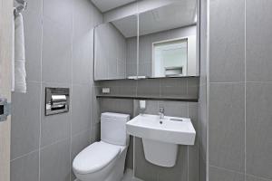 Koupelna v ubytování World Sky Residence Hotel