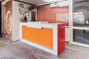 uma cozinha com um balcão laranja e branco numa loja em Goroomgo Viren Pacific Agra Near Taj Mahal - Wonderfull Stay with Family em Agra
