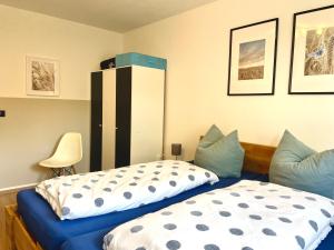 2 Betten in einem Zimmer mit 2 Kissen in der Unterkunft Komfort Ferienwohnung nähe Bosenberg in Sankt Wendel
