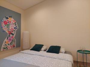 sypialnia z łóżkiem i obrazem na ścianie w obiekcie Casa Grés w mieście São Bartolomeu de Messines