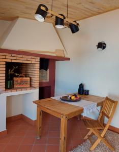 cocina con mesa, mesa y silla en Casa Grés, en São Bartolomeu de Messines