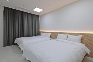 Postel nebo postele na pokoji v ubytování World Sky Residence Hotel