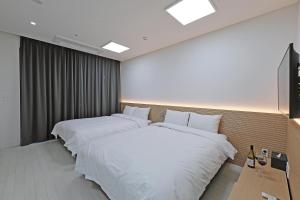 Postel nebo postele na pokoji v ubytování World Sky Residence Hotel