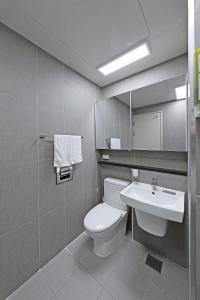 Koupelna v ubytování World Sky Residence Hotel