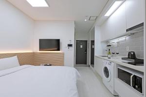 Kuchyň nebo kuchyňský kout v ubytování World Sky Residence Hotel