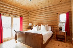 Katil atau katil-katil dalam bilik di Fiddler Lake Resort Chalet 73 Deer with pool