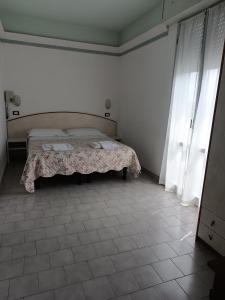 een slaapkamer met een bed en een tafel. bij HOTEL AUGUSTUS in Gatteo a Mare