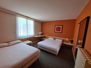 een hotelkamer met 2 bedden en een raam bij Hotel Cap D'Ambre in La Barre-de-Monts