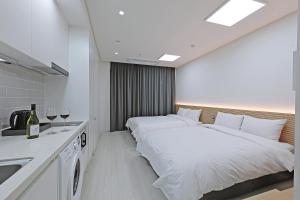 Postel nebo postele na pokoji v ubytování World Sky Residence Hotel