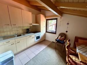 uma cozinha com um lavatório, um fogão e uma janela em Ferienwohnung Bergtraum - Chiemgau Karte em Inzell