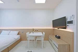 TV a/nebo společenská místnost v ubytování World Sky Residence Hotel