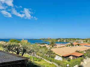 Vista arial de um resort com o oceano ao fundo em Sea View Homes CB em Baja Sardinia