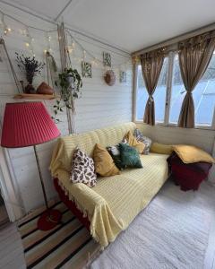 KismarosにあるZöld Kabinのソファ(枕付)が備わる客室です。