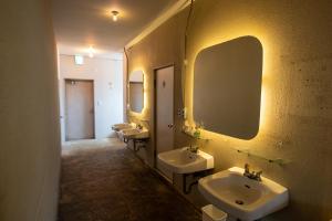 Et badeværelse på 共用シャワーとトイレ 廃ビルリノベのデザイナーズホステル Cabin