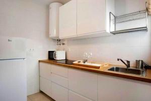 Kuchyň nebo kuchyňský kout v ubytování Apartamentos ALAZUL Extramuros