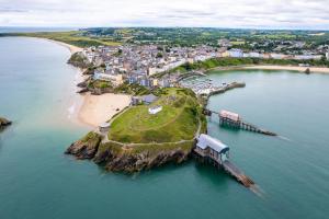 uma ilha na água ao lado de uma praia em Connaught House - Central Location Near the Beach em Tenby