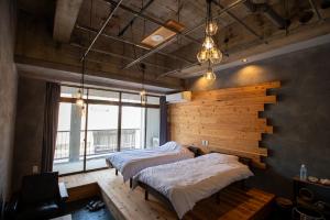 琴平町にあるホステル Cabinの木製の壁のベッドルーム1室(ベッド2台付)