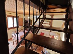 Pokój z 2 łóżkami piętrowymi i salonem w obiekcie Casa Rural TioMoreno by Naturadrada w mieście La Adrada