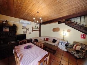 salon ze stołem i kanapą w obiekcie Casa Rural TioMoreno by Naturadrada w mieście La Adrada