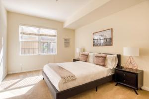 Cama ou camas em um quarto em Pasadena 1br nr movies hiking restaurants LAX-1153