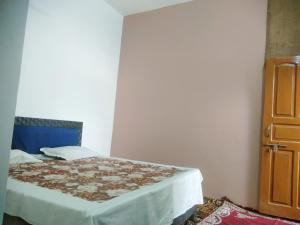 Voodi või voodid majutusasutuse Rashi home stay toas