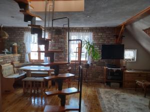 蒂科欽的住宿－Loft 'PRL'，客厅配有桌椅和电视。
