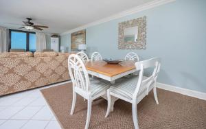 - une salle à manger avec une table, des chaises et un canapé dans l'établissement Phoenix VII 7312 condo, à Orange Beach