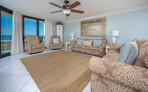 - un salon avec un canapé et un ventilateur de plafond dans l'établissement Phoenix VII 7312 condo, à Orange Beach