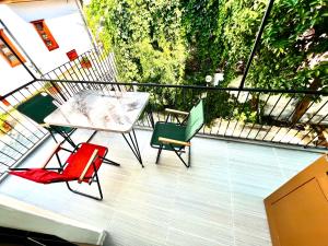 un patio con 2 sillas y una mesa en el balcón en Konukzade OldTown Apart, en Antalya