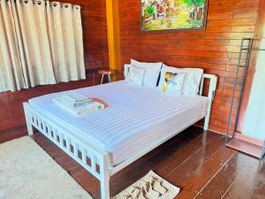 A bed or beds in a room at ไททำดี โฮมสเตย์ Taitam-D Homestay