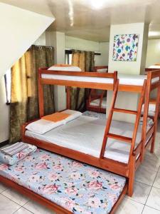 een groep stapelbedden in een kamer bij Family Room near Kawasan Falls in Matutinao