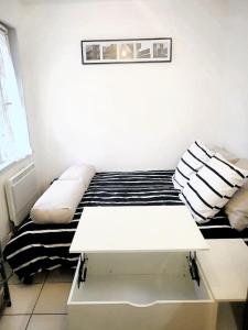 Ένα ή περισσότερα κρεβάτια σε δωμάτιο στο Studio cosy à Montargis - 13 m² - Parking inclus