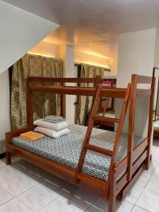 1 Etagenbett mit einer Leiter und 2 Matratzen in der Unterkunft Family Room near Kawasan Falls in Matutinao