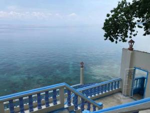 einen Balkon mit Meerblick in der Unterkunft Family Room near Kawasan Falls in Matutinao