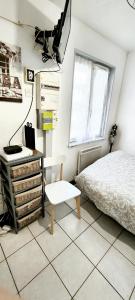 - une chambre avec un lit, un bureau et un ordinateur dans l'établissement Studio avec wifi a Montargis, à Montargis