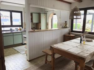 una cucina con tavolo in legno in una camera di Schwarzwald Glück a Bühl