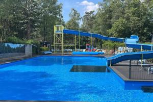 Bazén v ubytování Heerlijk chalet in Hoenderloo met zonnig terras nebo v jeho okolí