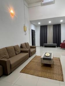 sala de estar con sofá y mesa de centro en Homestay Angah, en Melaka